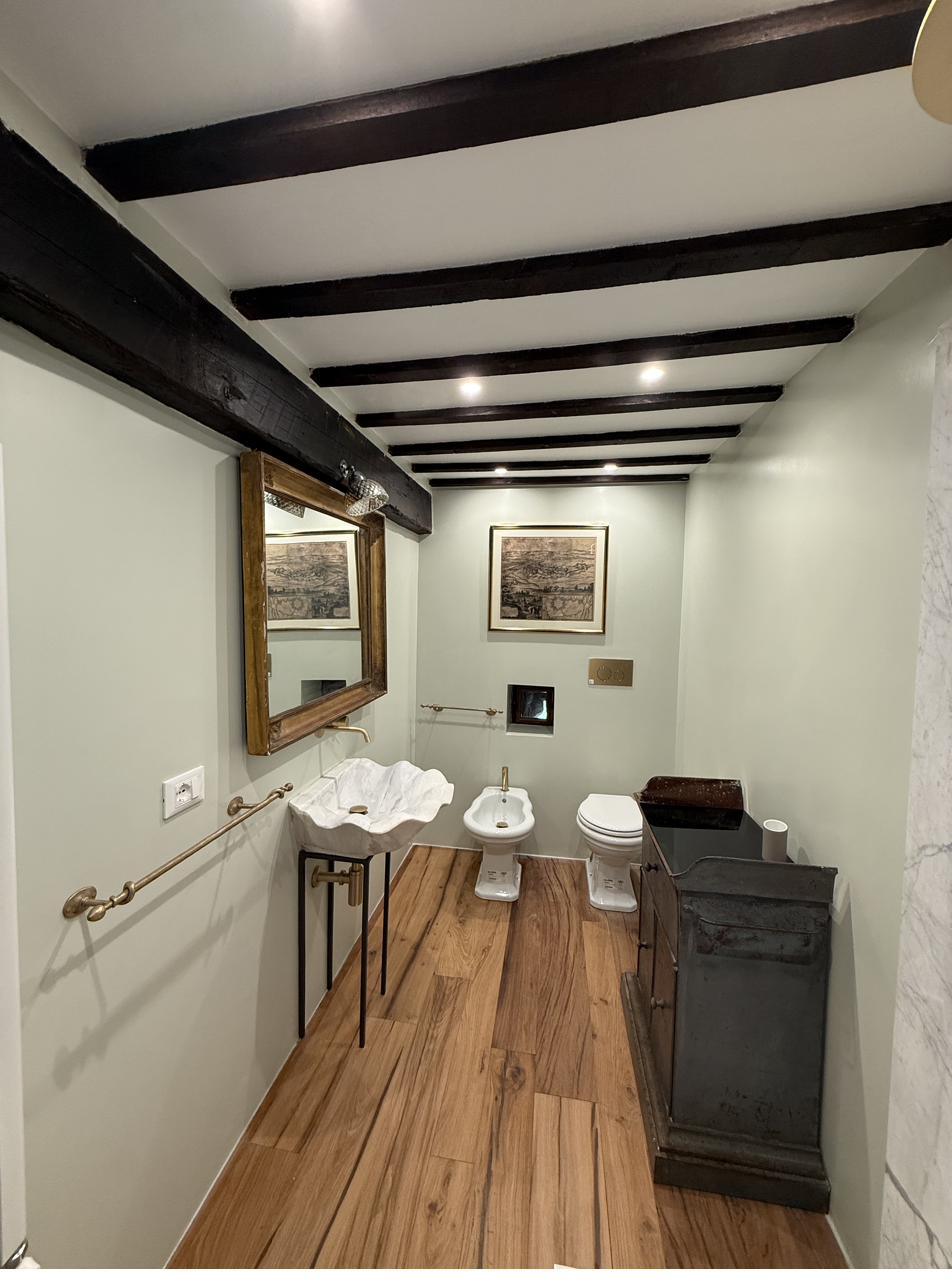 Bagno con travi a vista, terzo piano, Pia de' Tolomei