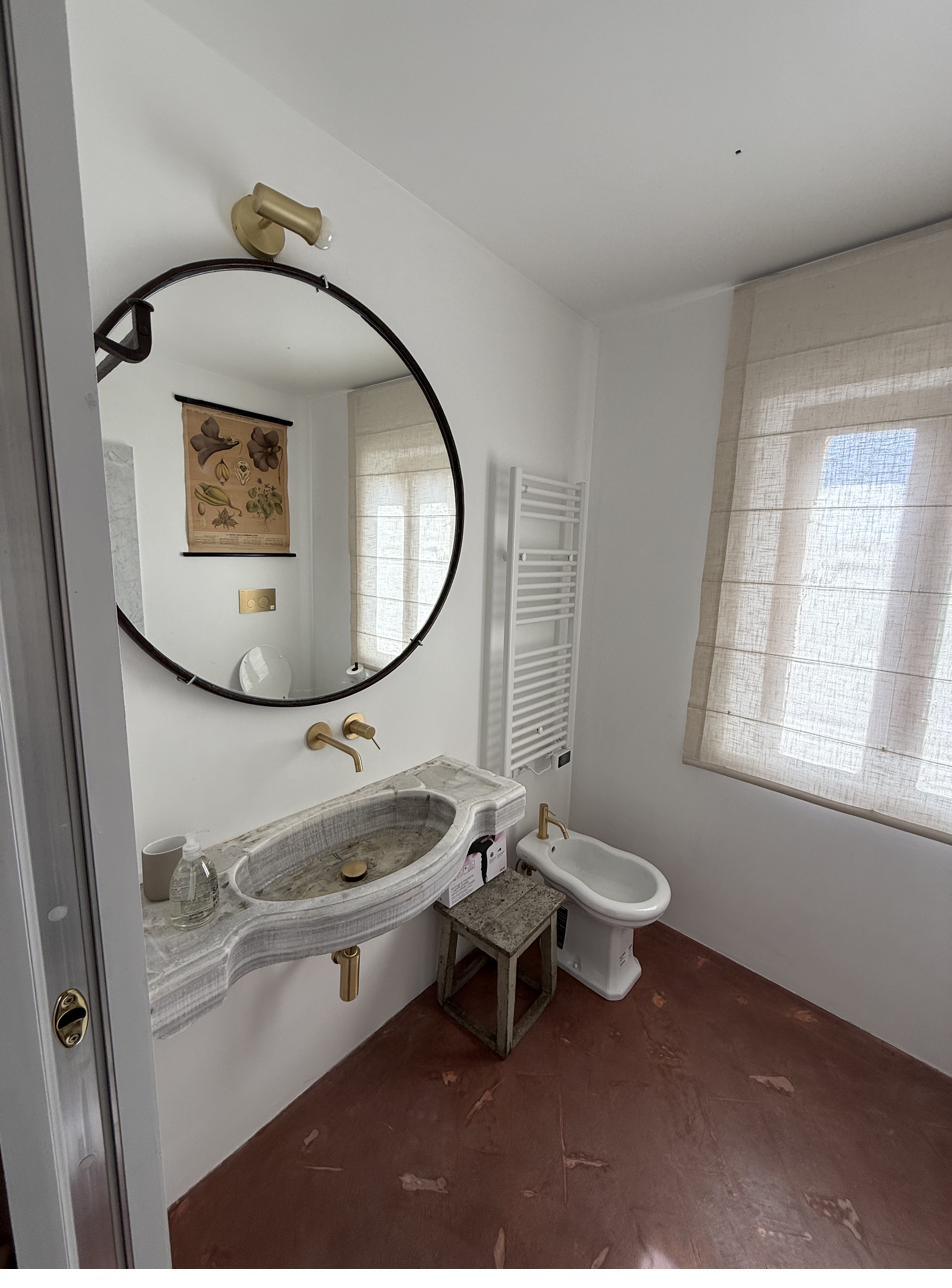 Bagno con lavabo antico scolpito, Ildebrando