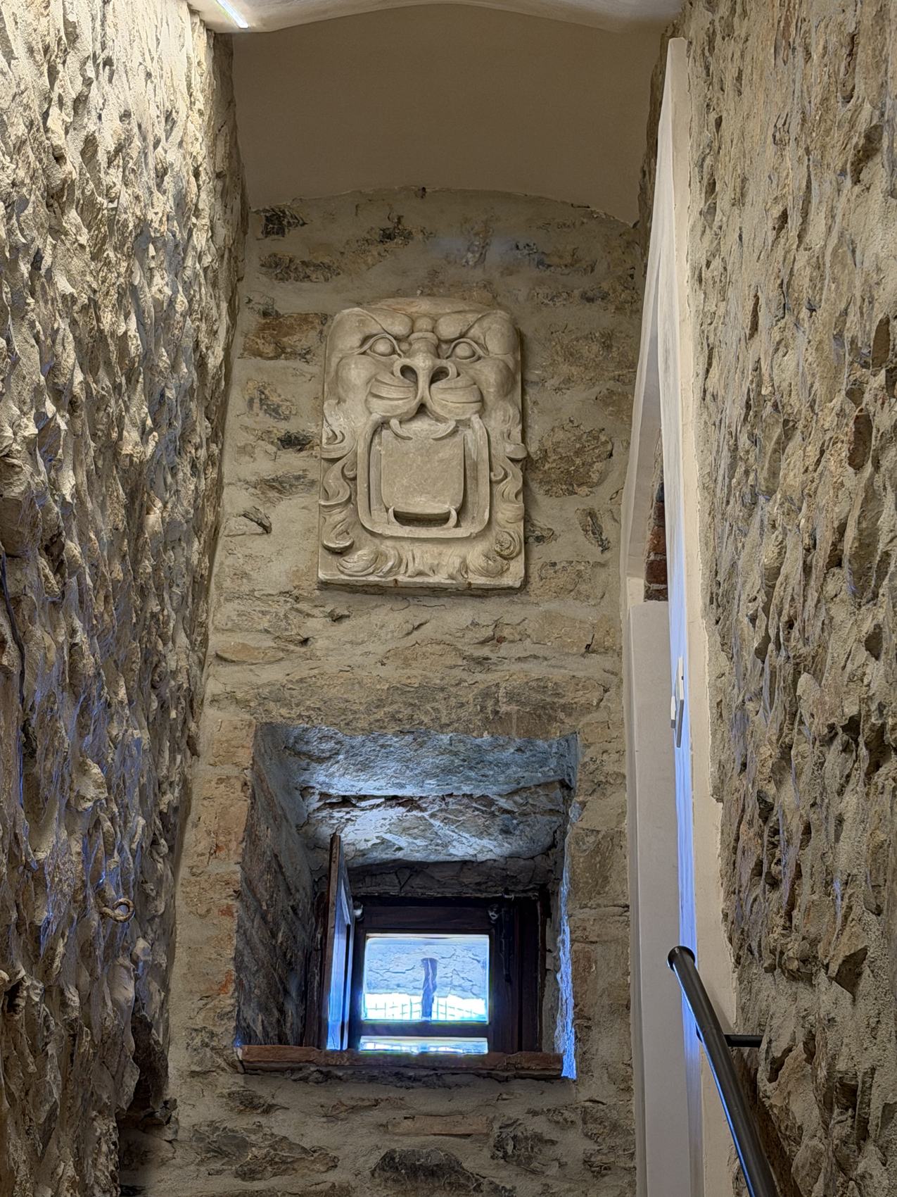 Mascherone in pietra scolpita, vano scala della torre