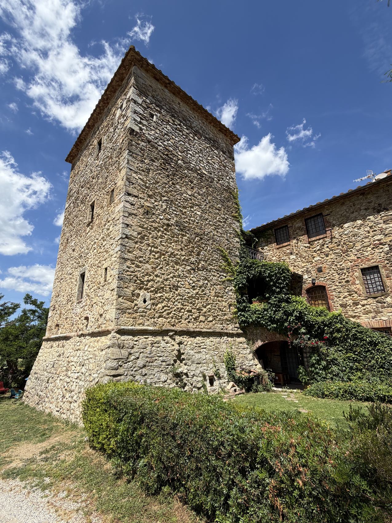 Torre di Casallia vista esterna, tra edera e cielo azzurro