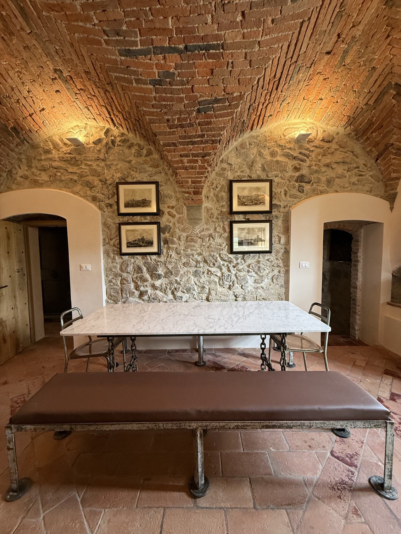 Sala con tavolo in marmo, primo piano, Ildebrando
