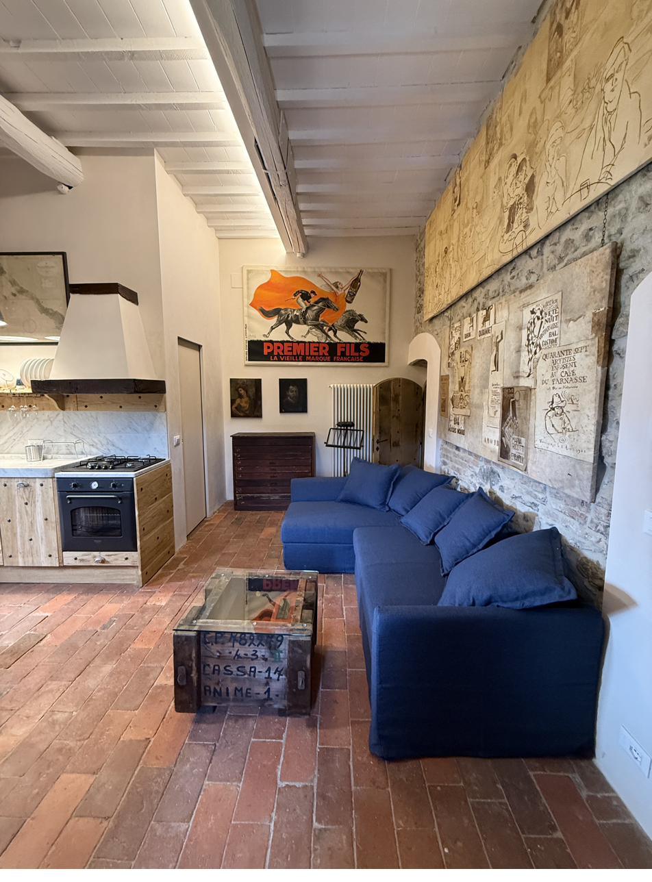 Salotto con divano blu, secondo piano, Pia de' Tolomei