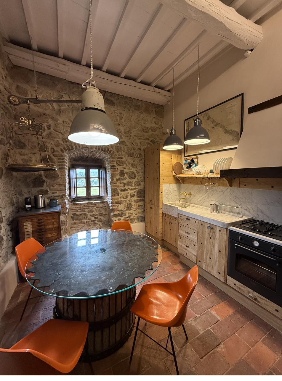 Tavolo da pranzo, secondo piano, Pia de' Tolomei