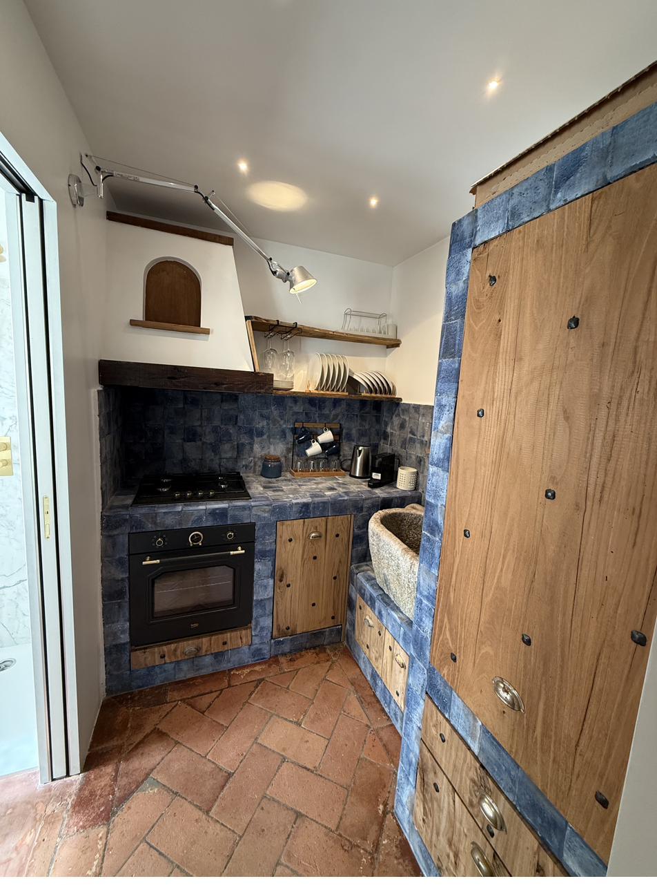 Cucina in maiolica blu fatta a mano