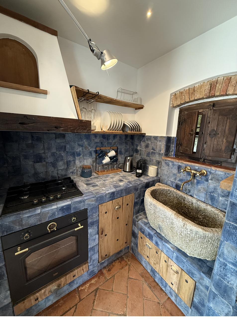 Antico lavabo in pietra, cucina, Ildebrando