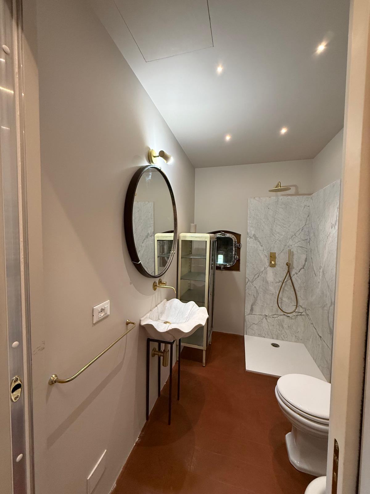Bagno con doccia in marmo, secondo piano, Pia de' Tolomei